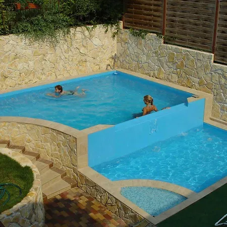 Garda Apartman4 *